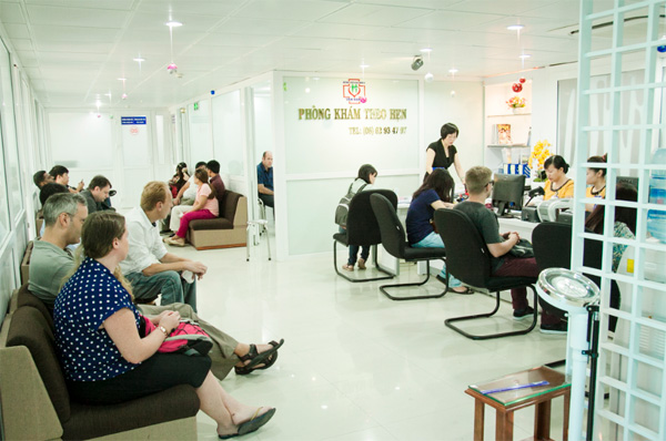 Hình ảnh người nước ngoài chờ khám khi tới khám tại Bệnh Viện đa khoa Vạn Hạnh
